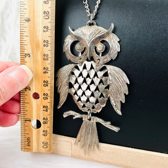 Vintage aged, Silvertone, large hinged, owl pendant, long necklace - Picture 7 of 9